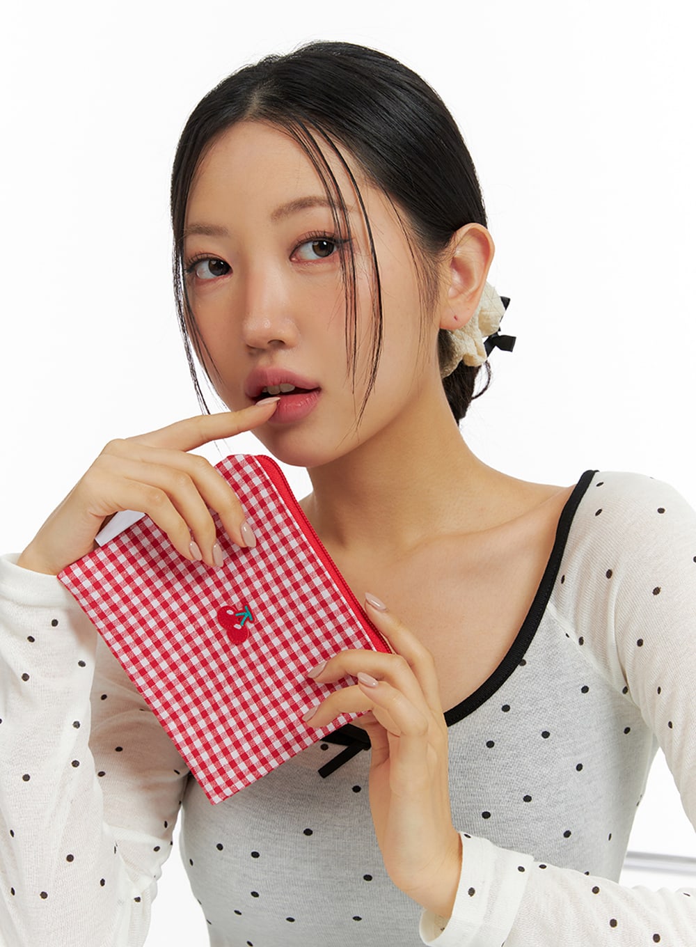 cherry-embroidered-gingham-pouch-if421 / Red