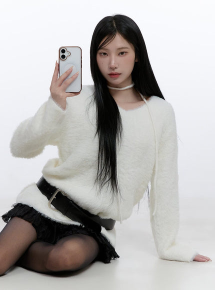 fuzzy-v-neck-sweater-cd419 / White