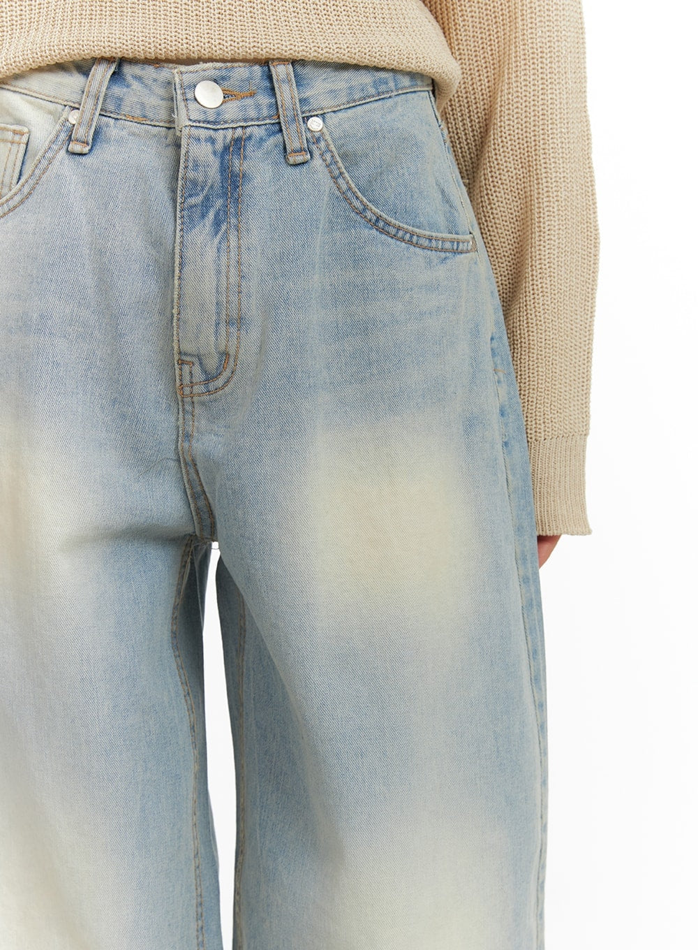 light-washed-wide-leg-jeans-ca403