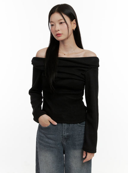 twist-off-shoulder-sweater-on408 / Black